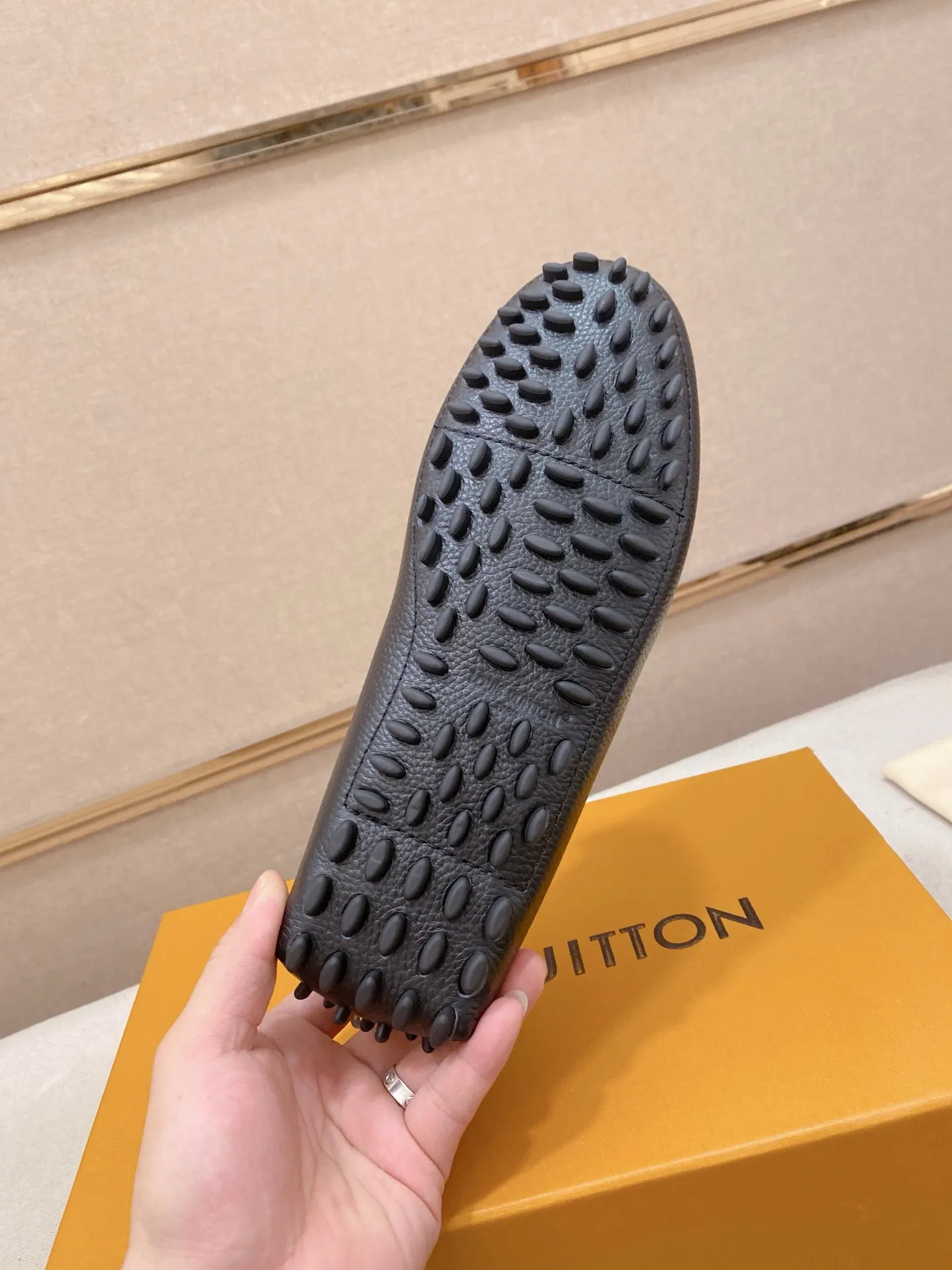 Factory price: 500💰High-end quality! LV 🆕🆕Exclusive hot-selling products in stock🔥🔥New products on the shelves, high-quality Ferragamo men's pea shoes, high-end casual driving shoes, with complete packaging! 💪 💪 Material: imported pebbled first-layer cowhide 🐂 + imported high-quality buffalo leather lining + wear-resistant outsole 👍🏻👍🏻 Features: high-end and comfortable, purely handmade 🚀 🚀 Create the perfect shoe that suits you best 🔥 🔥 Size: (38-44) 45 standard size can be customized!